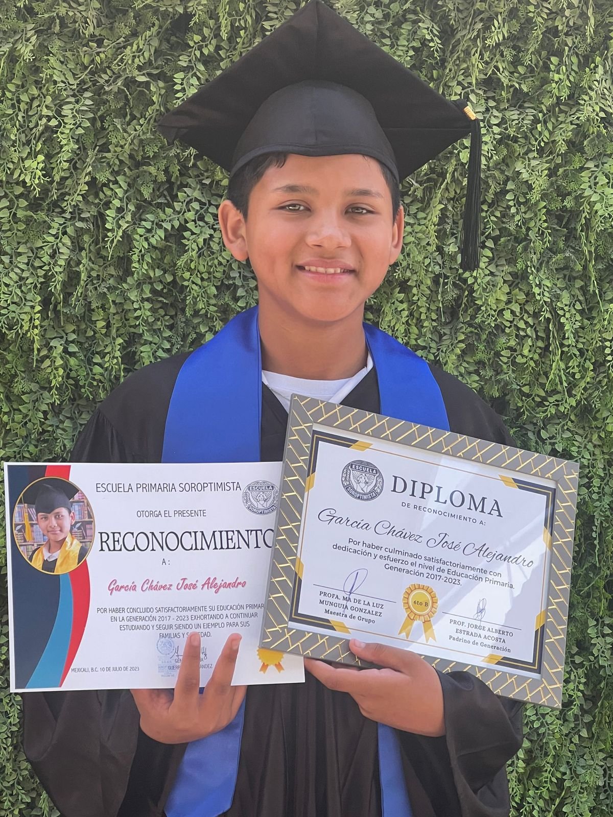 Fotografía publicada por Institución Paccelli: un niño en su graduación